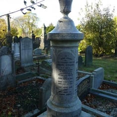 Tombstone to Rabbi Joseph StraussBradford's first Rabbi and Founder of Bradford Reform Synagogue (Rabbi,1873 - 1922)