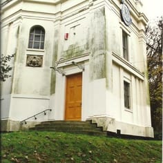 Moses Montefiori Synagogue - Exterior and entrance with Montefiori coat of arms (motto, 'Think and Thank')