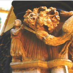 South Choir Aisle, West Portal (map, no. 12) - Winged serpents attempting to eat bunches of grapes are simultaneously attacked by men (or angels) with swords. This serpent could be an allusion to the Jewish Legend of Samael and the original temptation of Adam